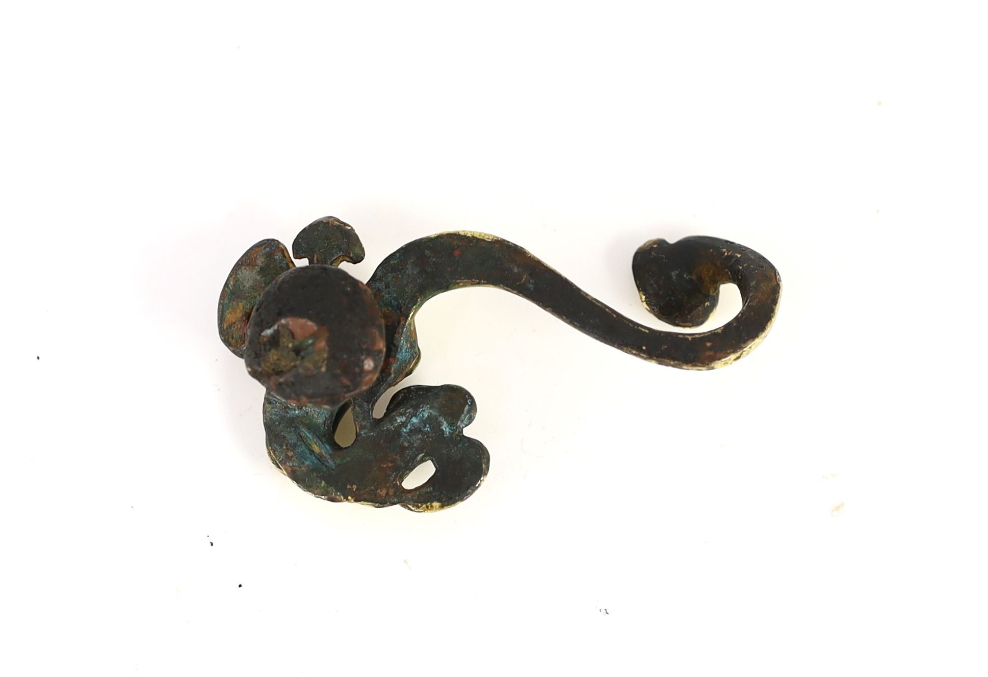 A Chinese gilt bronze ‘chilong’ belt hook, probably Warring States period, 6.8cm long